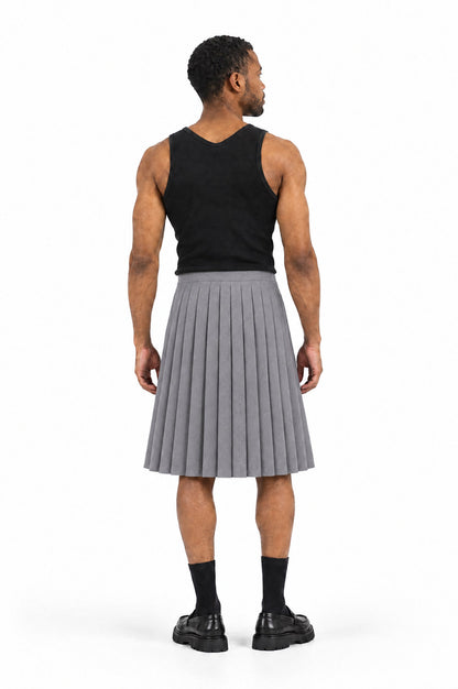 Falda PLISADA GRIS de hombre, vista trasera sobre modelo