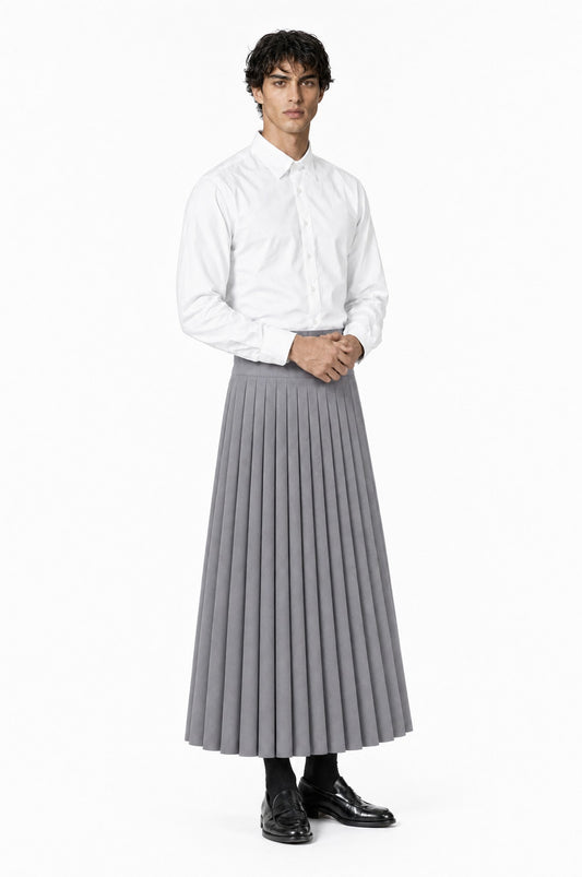 Falda PLISADA GRIS de hombre combinada con camisa blanca