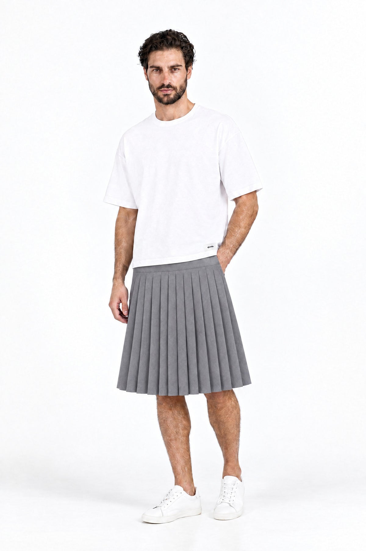 Falda PLISADA GRIS de hombre combinada con camiseta blanca DAVES