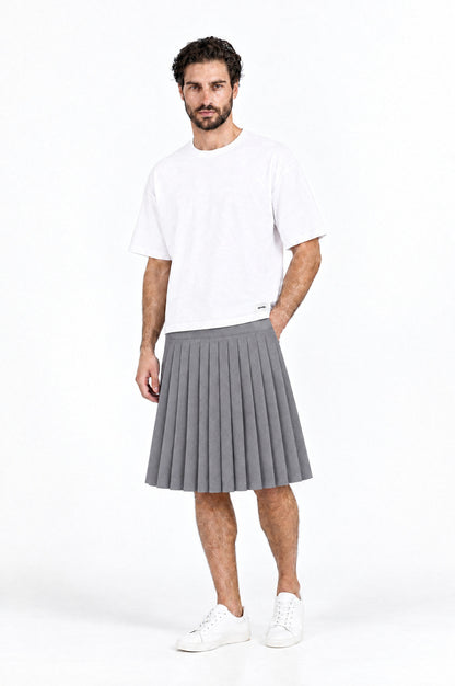 Falda PLISADA GRIS de hombre combinada con camiseta blanca DAVES