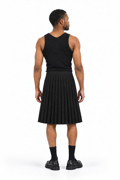 Jupe pour homme PLISADA NOIR, vue de dos portée par le mannequin