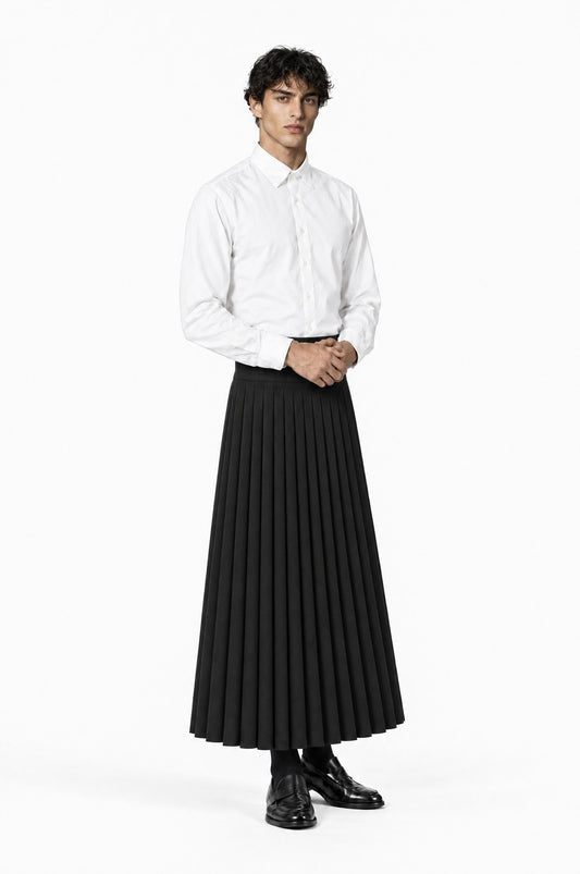 Falda PLISADA NEGRO de hombre combinada con camisa blanca
