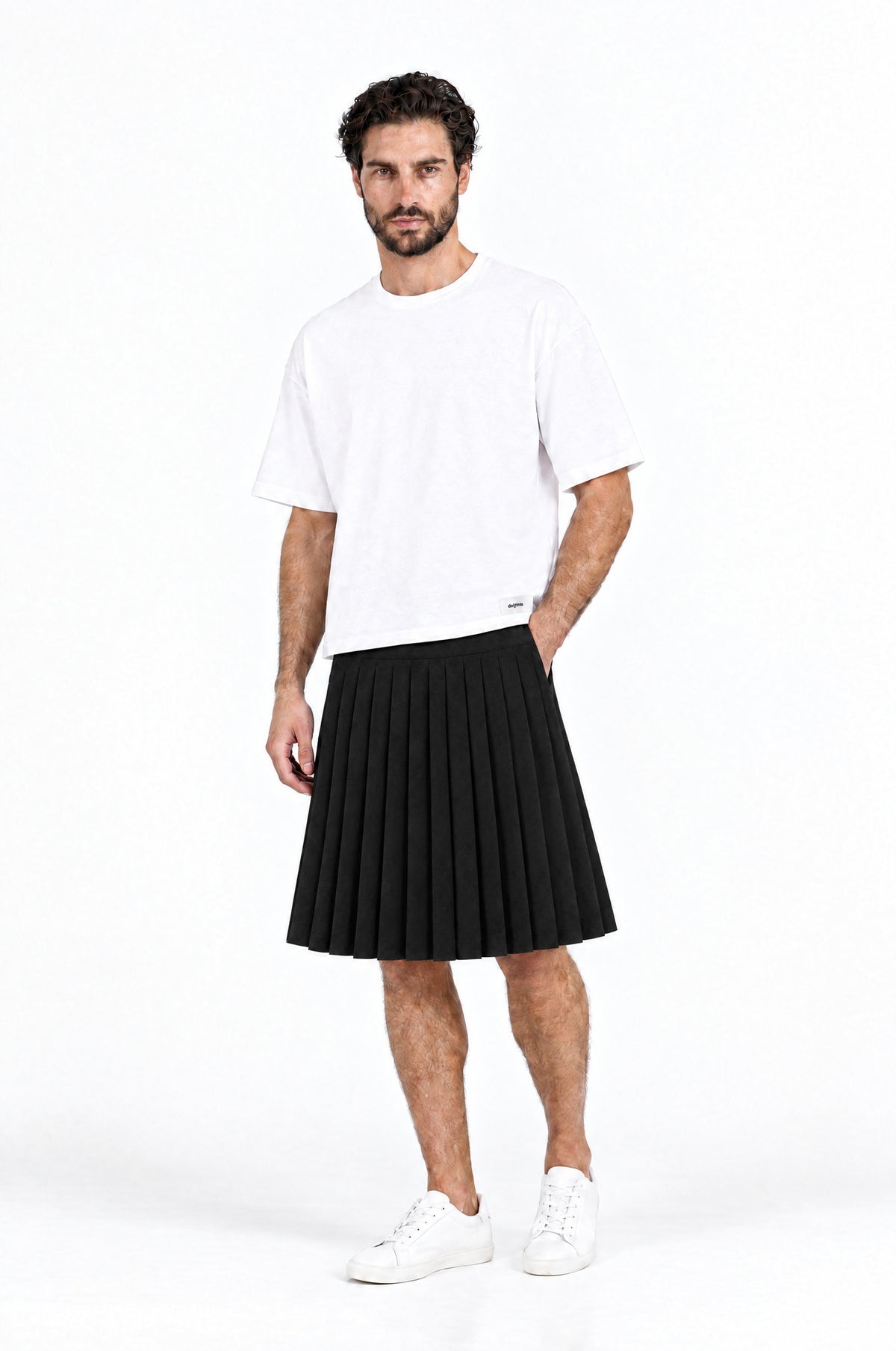 Jupe pour homme PLISADA NOIR associée à un T-shirt blanc DAVES