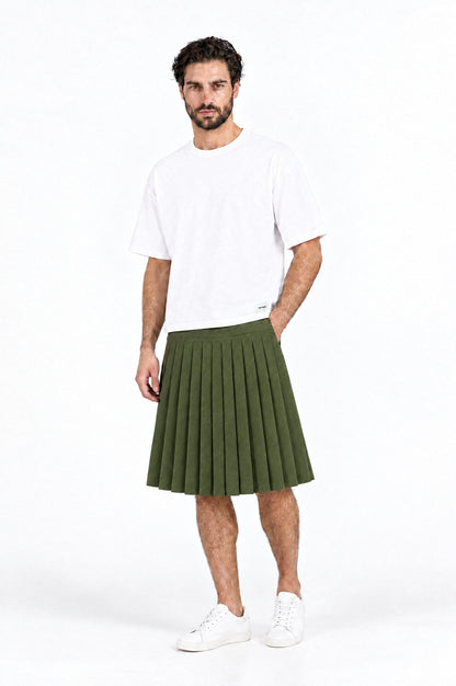 Jupe pour homme PLISADA VERT associée à un T-shirt blanc DAVES