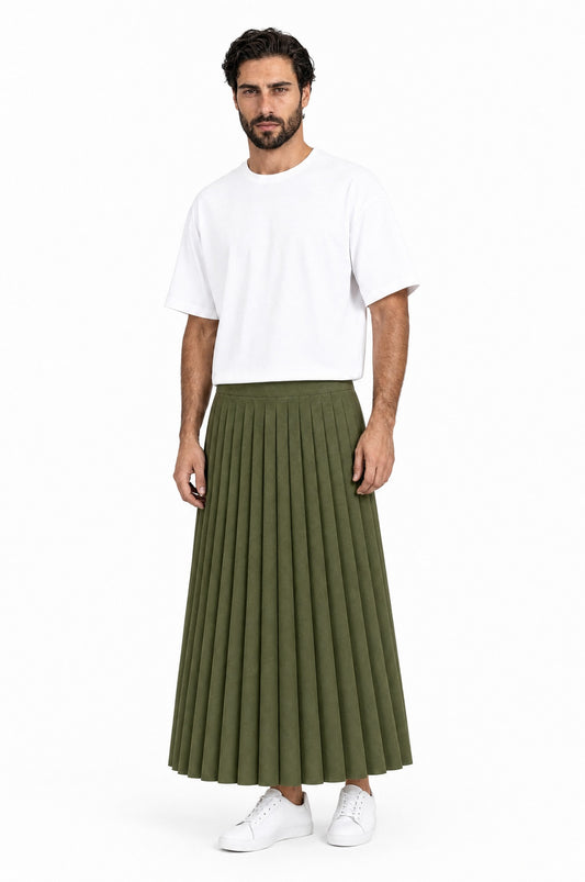 Falda PLISADA VERDE de hombre combinada con camiseta blanca DAVES
