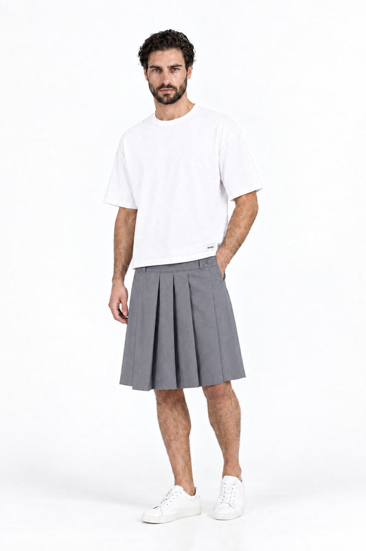Falda SULLIVAN GRIS de hombre combinada con camiseta blanca DAVES