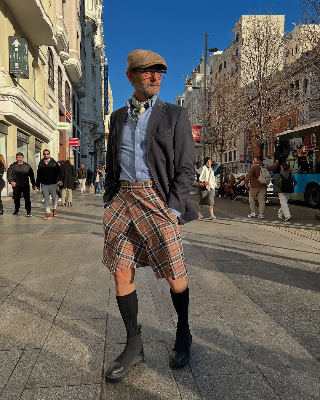 Client portant la jupe TARTAN GOLD